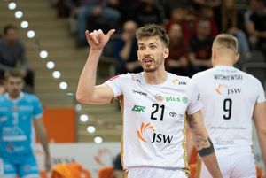 Tomasz Fornal gestykuluje w kierunku sędziego.