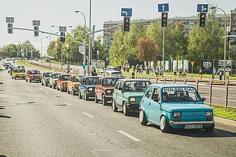 maluchy jadą paradą 