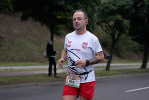 Zdjęcie przedstawia biegnącego zawodnika biegu głównego.