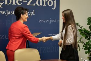 Anna Hetman wręcza okolicznościowy list z gratulacjami.