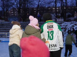 Jakub Onak jadący na łyżwach z uczetnikami ślizgawki