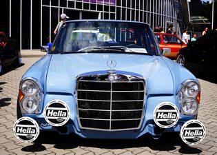 Niebieski mercedes z napisem Hella