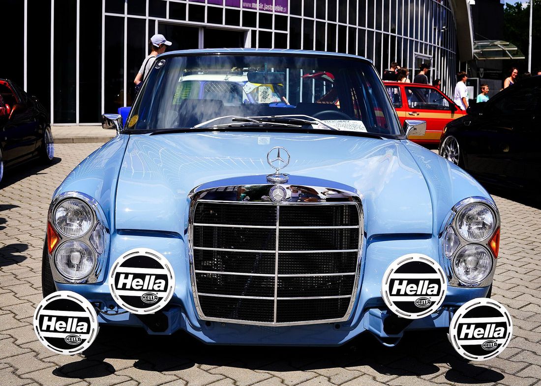 Niebieski zabytkowy mercedes z napisem Hella
