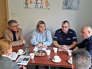 Wiceprezydent Andrzej Marusiak z pacownikami OPS, Policji i Straży Miejskiej
