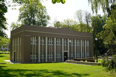 Zdjęcie przedstawia budynek Łazienek III.