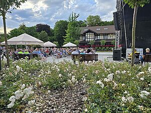 Tereny zielone obok sceny po lewej stronie
