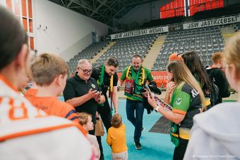 Kibice podchodzą po autografy do Szerszenia 