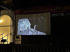 Ekran na scenie w Parku Zdrojowym, na którym wyświetlana jest animacja