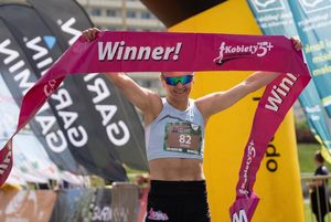 Zwyciężczyni biegu Sandra Michalak przekracza linię mety.