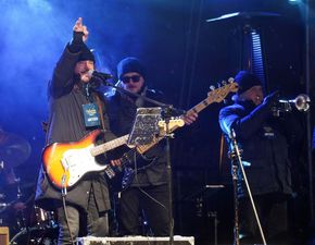 Gitarzysta One Night Band pozdrawia publicznośc