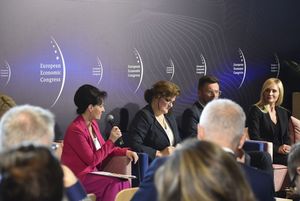Zdjęcie przedstawia sesję podczas Europejskiego Kongresu Gospodarczego.