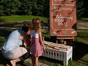 Mama i dziecko przy wypożyczalni książek. 