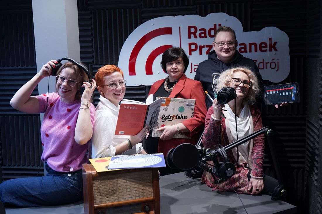 Osoby tworzące radio. W rękach trzymają słuchaki, książkę, aparat fotograficzny, płytę winylową i tablet