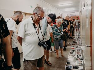 uczestnicy maratonu fotograficznego oglądają zdjęcia