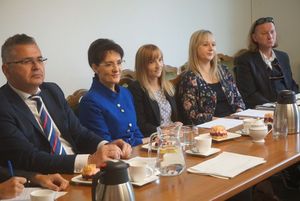 Anna Hetman i dyrektorzy i nauczyciele szkół