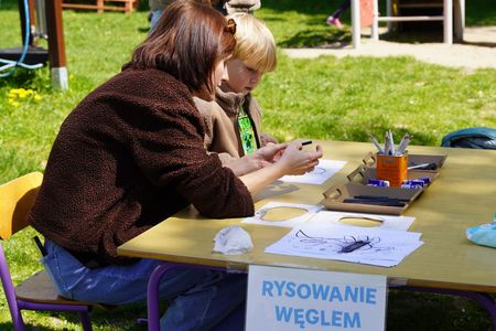 Kobieta z dzieckiem, malują węglem.