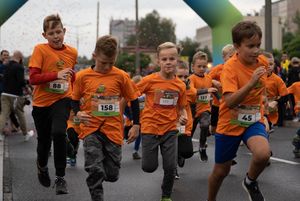 Zdjęcie przedstawia młodych zaowdników na starcie zawodów.