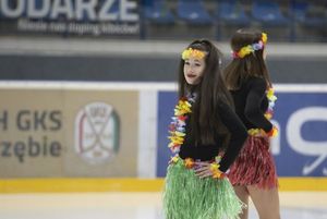 Tancerki Explozji Tańca w przerwie meczu.