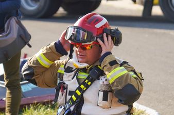 Strażak trzyma się za kask