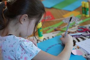 Dziewczynka wykonująca kartkę walentynkową