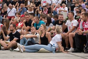 Kibice siedzą nawet na ziemi.