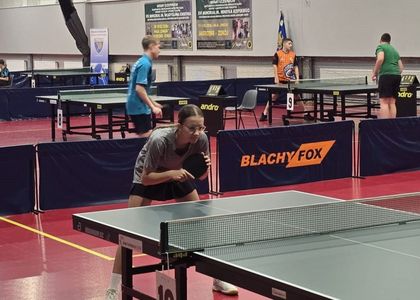 Skupiona zawodniczka przed przyjęciem serwisu