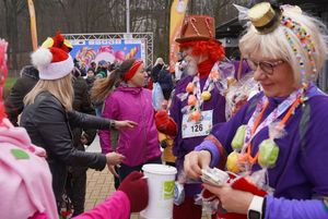 Barwnie ubrani uczestnicy 