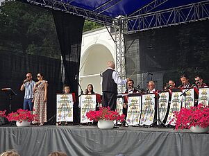 Zbliżenie na orkiestrę na scenie podczas występu