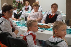 Dziewczynki w strojach ludowych przy stole