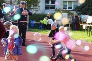 Dzieci, bawiące się bańkami mydlanymi