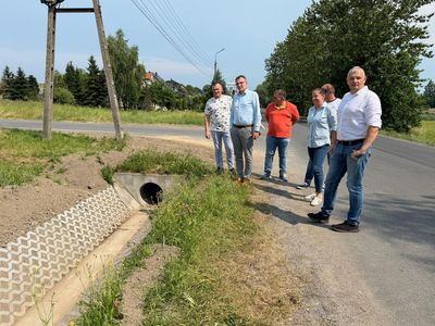 Prezydent Michał Urgoł wraz z innymi osobami dokonuje odbioru wykonanych rowów przydrożnych