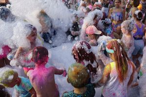 Dzieci w piana party.