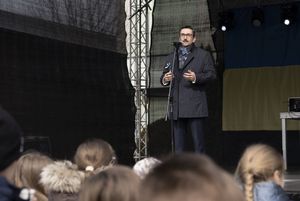 Wiceprezydent Robert Cichowicz otwiera wydarzenie ze sceny.