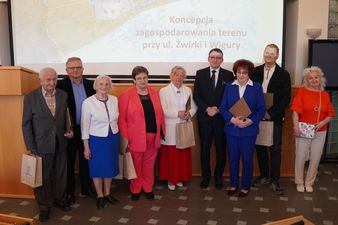 rada seniorów pozuje z prezydentem Michałem Urgołem 