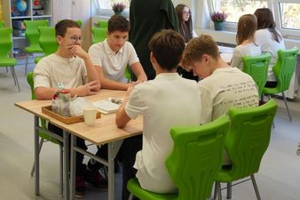 Uczeniowie siedziący w zielonej pracowni podczas lekcji pokazowej