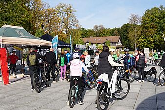 rowerzysci z rowerami czekaja na start