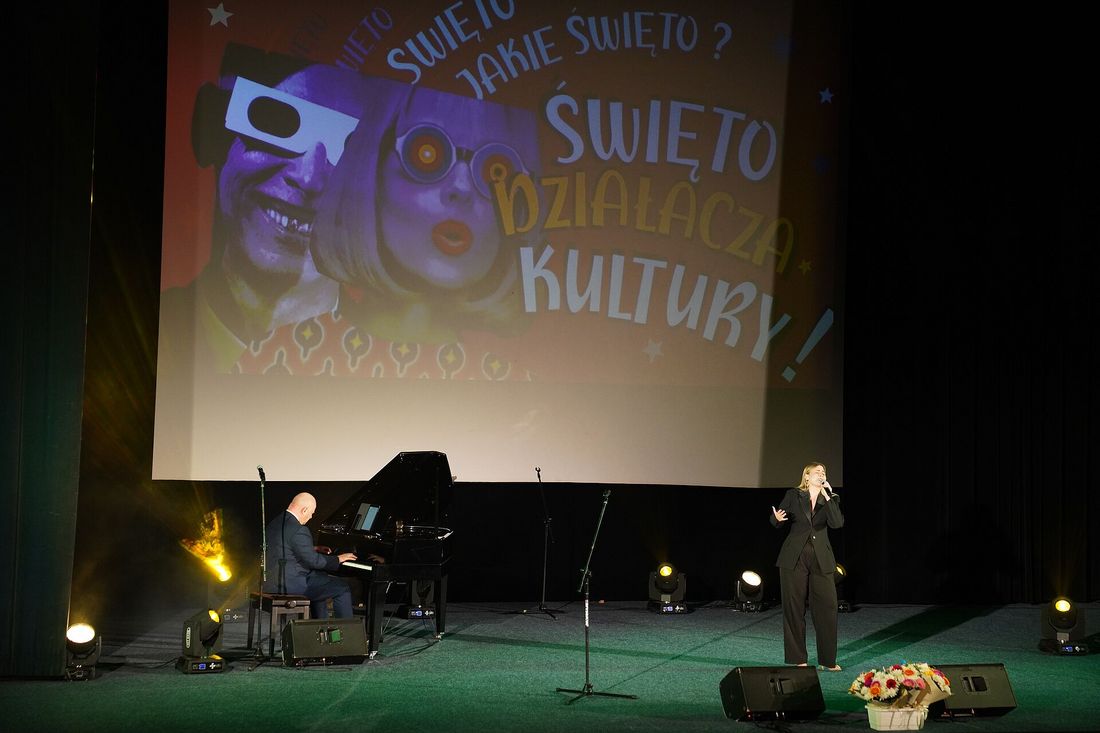 na scenie kina centrum ubrana w czarny garnitur wokalistka podczas występu