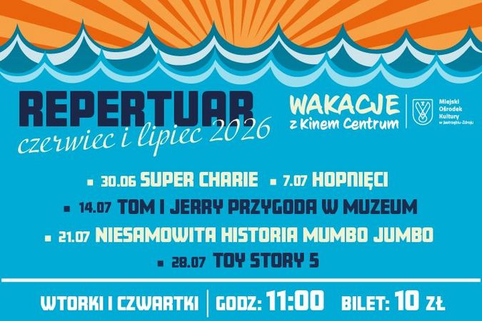 Repertuar „Wakacje z Kinem Centrum” (czerwiec-lipiec 2026). Filmy we wtorki i czwartki o 11:00, bilet 10 zł. W programie m.in. Toy Story 5, Tom i Jerry, Hopnięci. Tło z falami