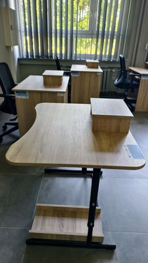 Widok z boku na biurko w pracowni