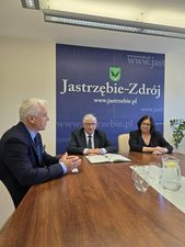 Wiceprezydent Andrzej Matusiak rozmawia z sygnariuszami porozumienia
