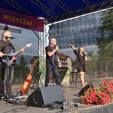 Grzegorz Poloczek, Katarzyna Piowczyk oraz Mateusz Szymczyk śpiewają na scenie