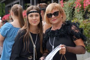 Uczestnicy pikniku w przebraniach z epoki