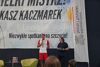 Łukasz Kaczmarek wita się