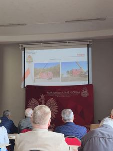 Prezentacja multimedialna wyświetlona dla zgromadzonych w tematyce poligonu strażackiego