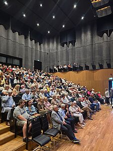 publiczność przyglądająca się scenie