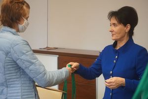 Prezydent Anna Hetman wręcza Zuzannie Jaskulskiej prezent