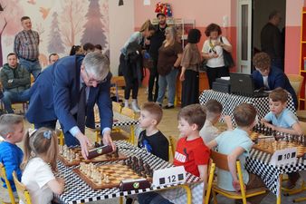 Andrzej Matusiak II Zastępca Prezydenta ustawia dzieciakom zegar do gry
