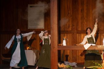 Grupa kobiet w strojach ludowych