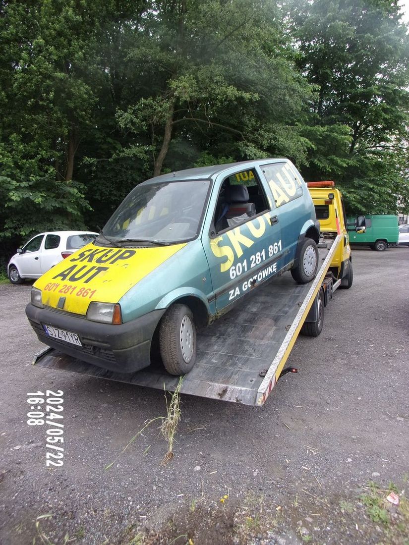 Zdjęcie przedstawia odholowany wrak.