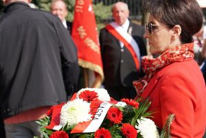 Prezydent Anna Hetman składająca kwiaty podczas uroczystości